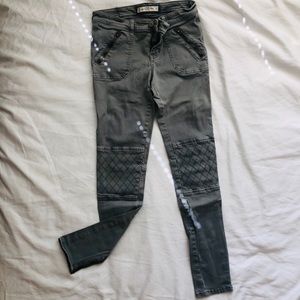 A&F GREY JEANS W/ KNEE AND ZIPPER DETAILS